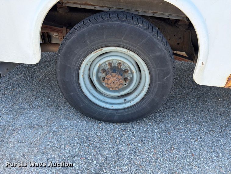 image for item NJ9061 2010 Ford E350 Super Duty utility van