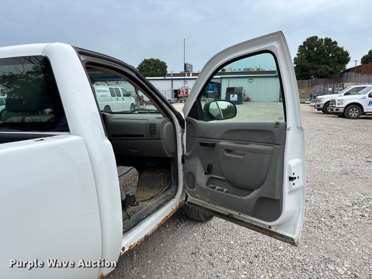 image for item NM9865 2011 Chevrolet Silverado 1500 pickup truck