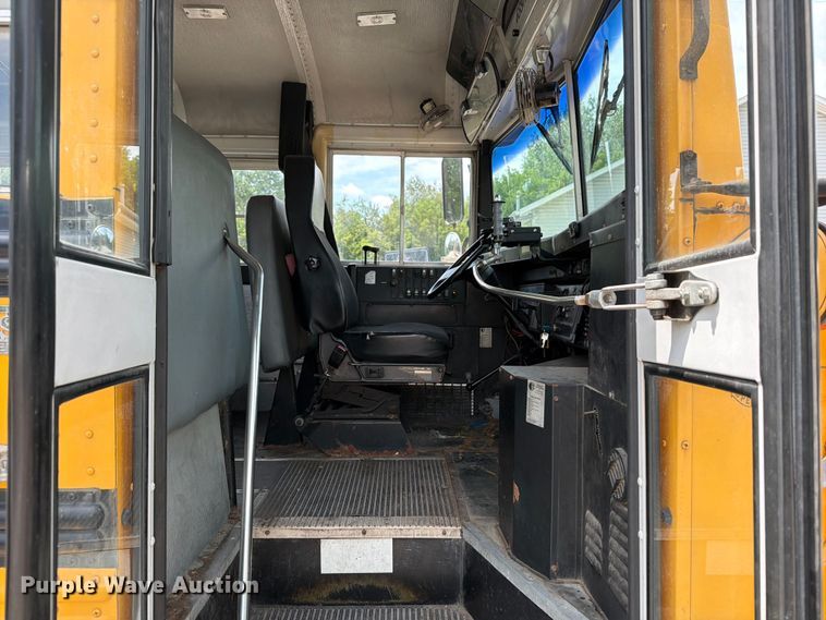 image for item OE9650 1997 International 3800 school bus