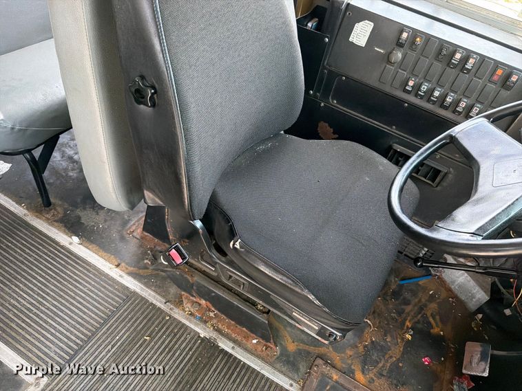 image for item OE9650 1997 International 3800 school bus