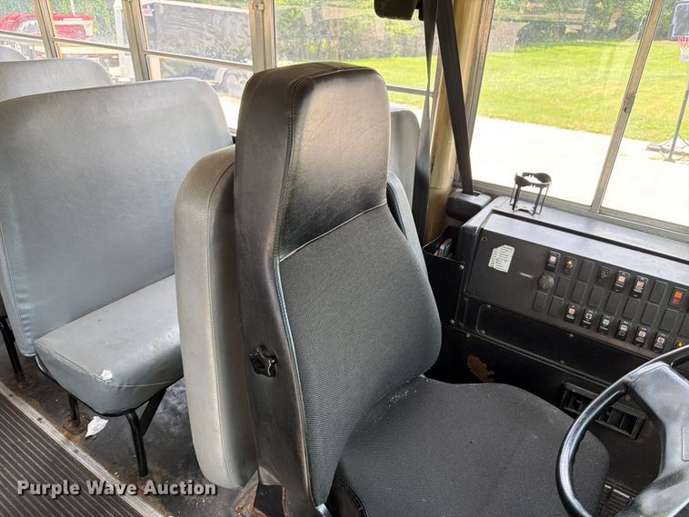 image for item OE9650 1997 International 3800 school bus