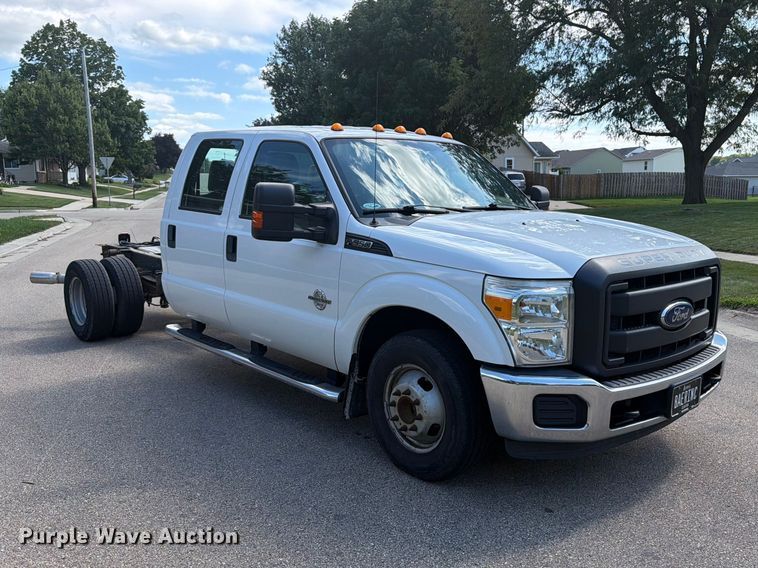 image for item OE9652 2013 Ford F350 Super Duty Crew Cab pickup truck cab and chassis