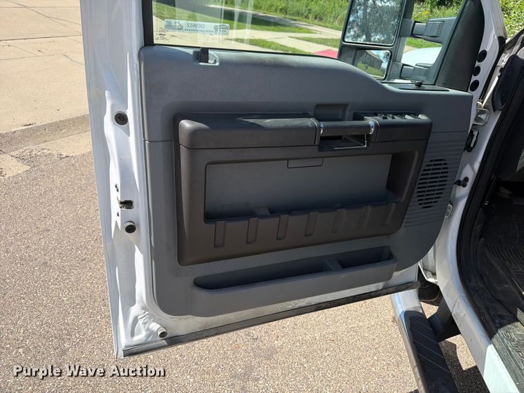 image for item OE9652 2013 Ford F350 Super Duty Crew Cab pickup truck cab and chassis