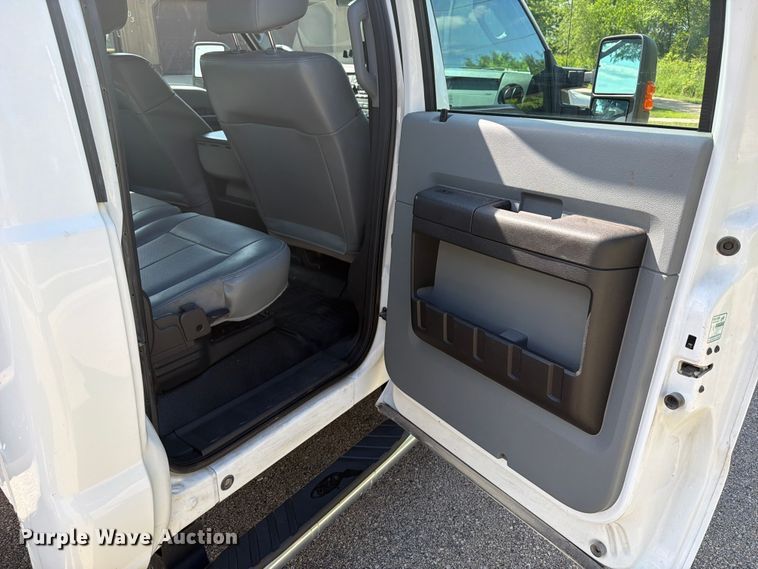 image for item OE9652 2013 Ford F350 Super Duty Crew Cab pickup truck cab and chassis