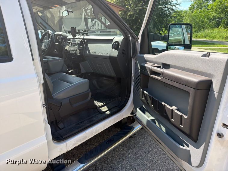 image for item OE9652 2013 Ford F350 Super Duty Crew Cab pickup truck cab and chassis