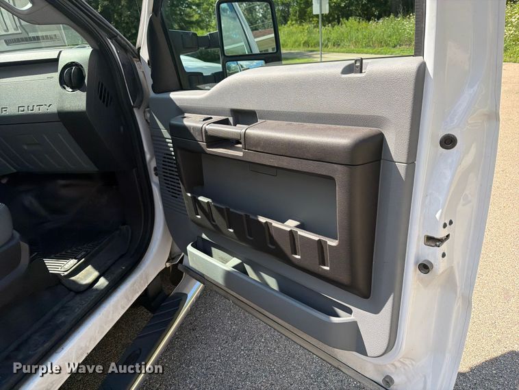 image for item OE9652 2013 Ford F350 Super Duty Crew Cab pickup truck cab and chassis