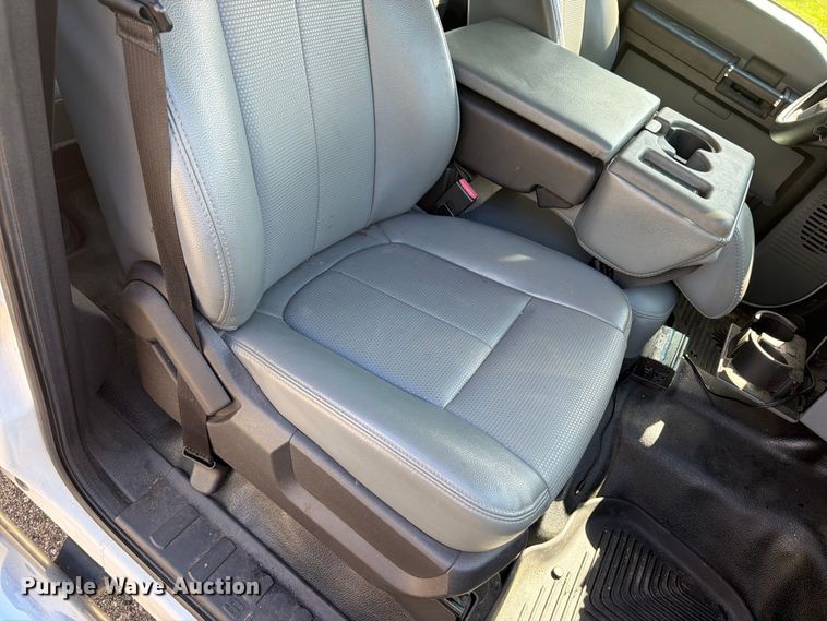 image for item OE9652 2013 Ford F350 Super Duty Crew Cab pickup truck cab and chassis