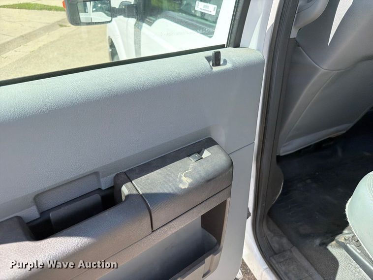 image for item OE9652 2013 Ford F350 Super Duty Crew Cab pickup truck cab and chassis