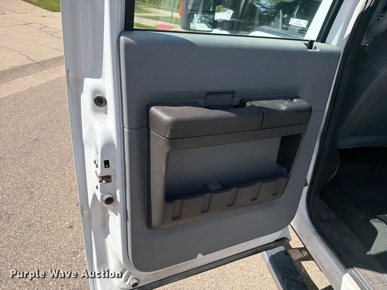 image for item OE9652 2013 Ford F350 Super Duty Crew Cab pickup truck cab and chassis