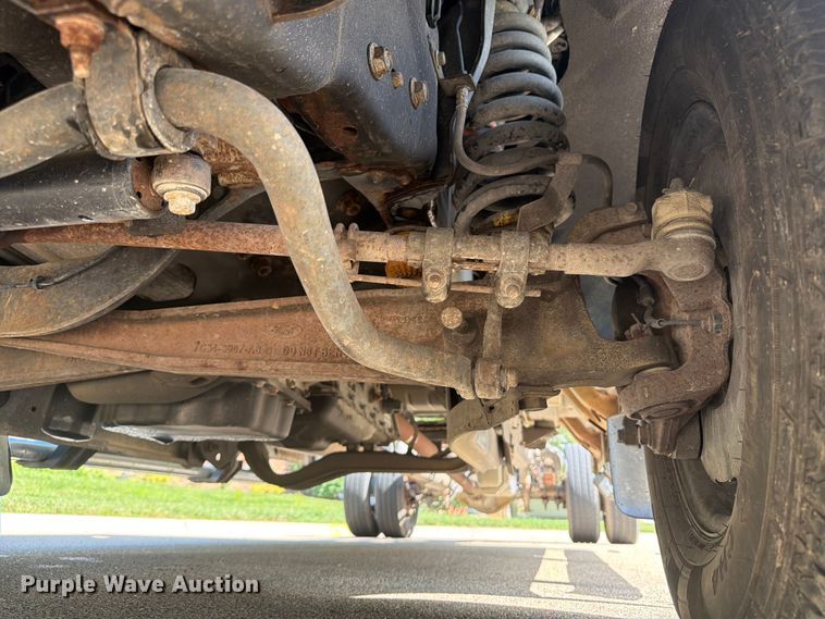 image for item OE9652 2013 Ford F350 Super Duty Crew Cab pickup truck cab and chassis