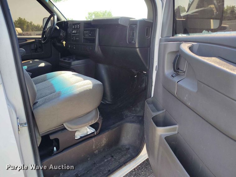 image for item YA3616 2015 GMC Savana 2500 van