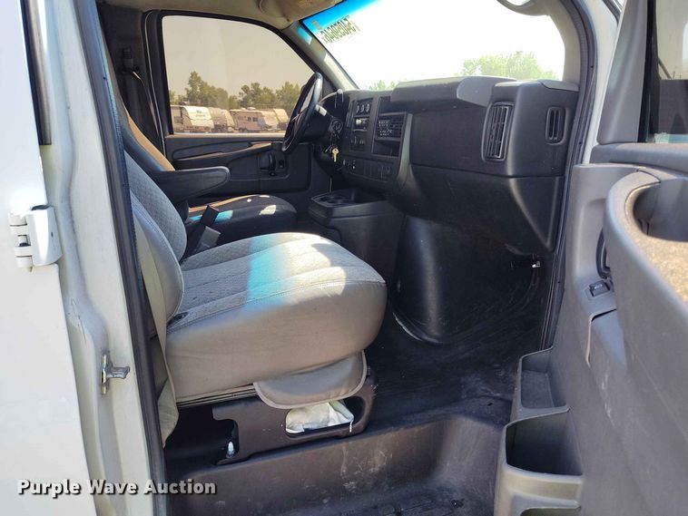 image for item YA3616 2015 GMC Savana 2500 van