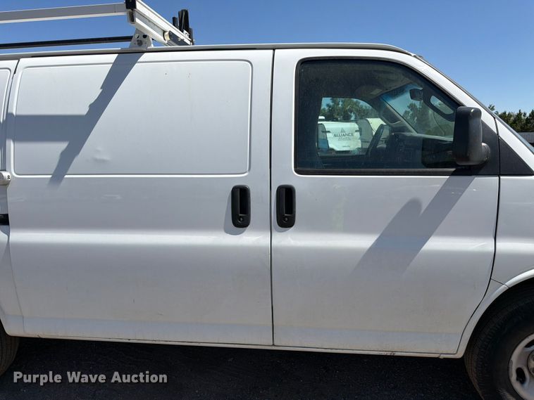 image for item YA3786 2020 Chevrolet Express 2500 van