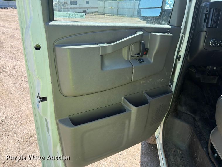 image for item YA3786 2020 Chevrolet Express 2500 van