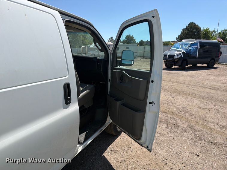 image for item YA3786 2020 Chevrolet Express 2500 van