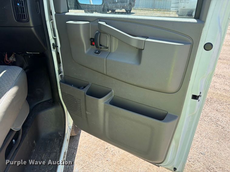image for item YA3786 2020 Chevrolet Express 2500 van
