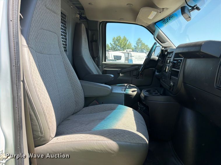 image for item YA3786 2020 Chevrolet Express 2500 van