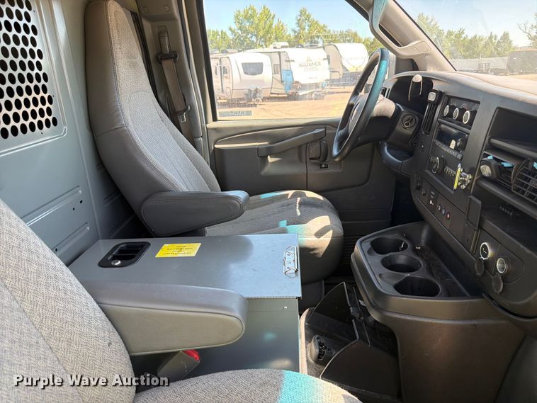 image for item YA3786 2020 Chevrolet Express 2500 van