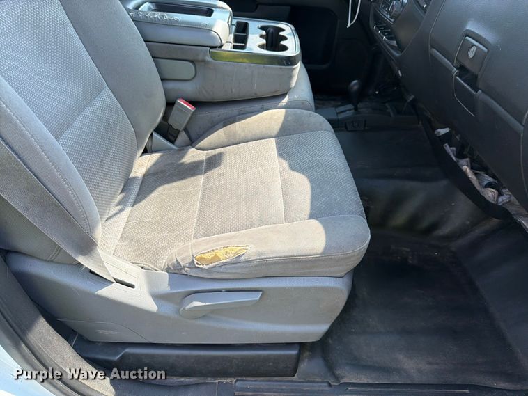 image for item YA4043 2016 Chevrolet Silverado 2500HD Crew Cab pickup truck