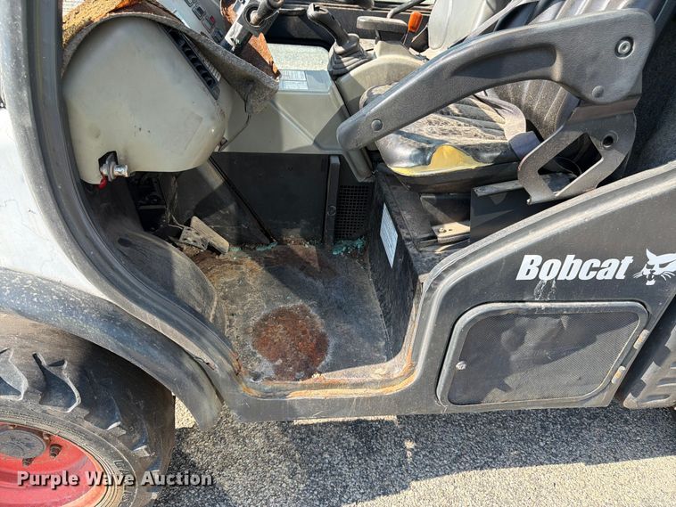 image for item YA4126 2005 Bobcat 5600 utility vehicle