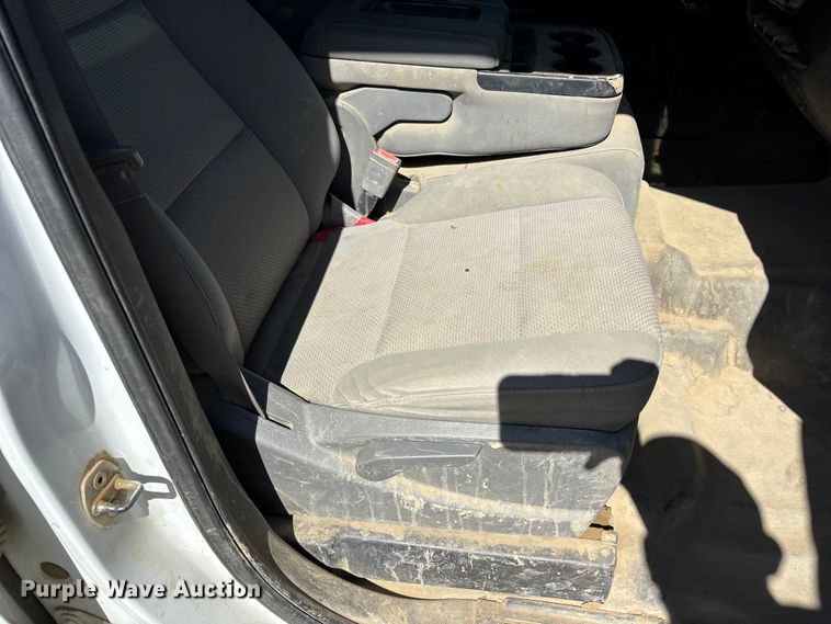 image for item YA4143 2016 Chevrolet Silverado 3500 utility bed pickup truck