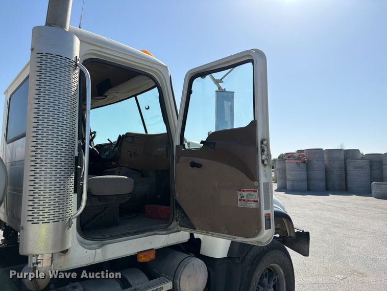 image for item DN6639 2006 Mack Granite CV713 ready mix truck