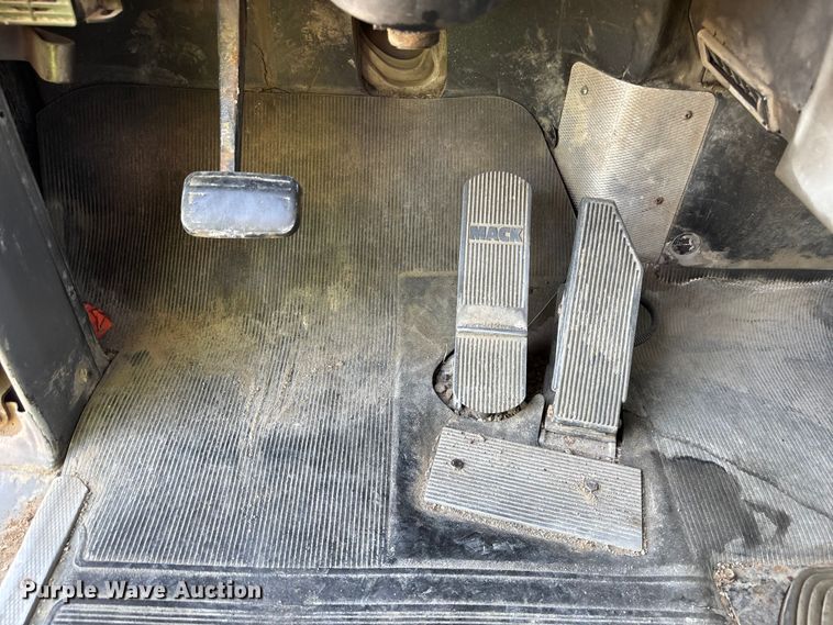 image for item DN6644 2000 Mack RD690S crane truck