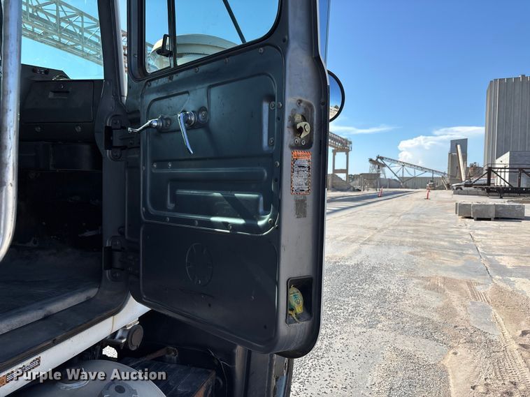 image for item DN6644 2000 Mack RD690S crane truck