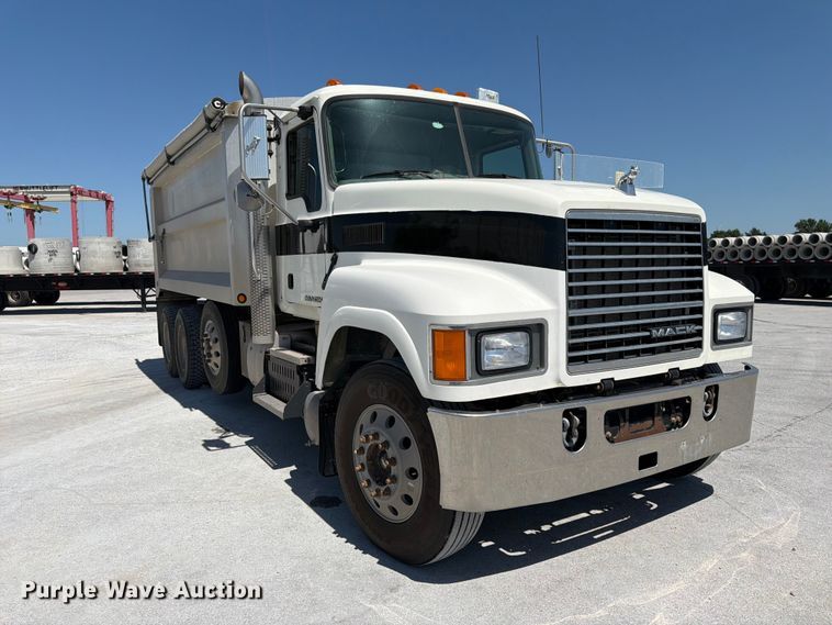 image for item DN6648 2016 Mack Pinnacle CHU613 dump truck