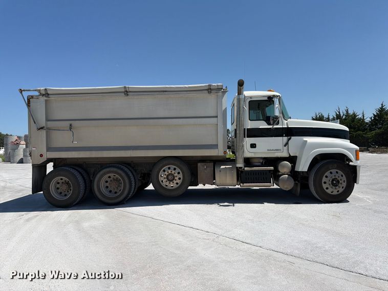 image for item DN6648 2016 Mack Pinnacle CHU613 dump truck