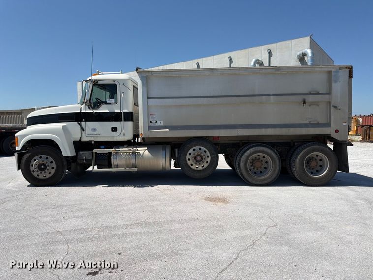 image for item DN6648 2016 Mack Pinnacle CHU613 dump truck