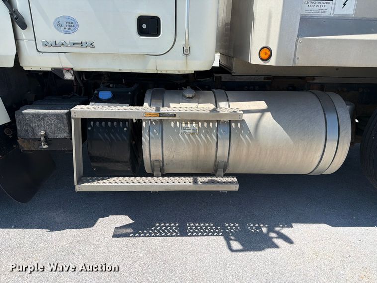 image for item DN6648 2016 Mack Pinnacle CHU613 dump truck