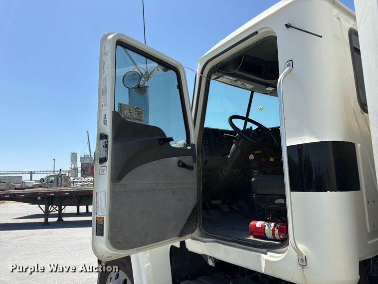 image for item DN6648 2016 Mack Pinnacle CHU613 dump truck