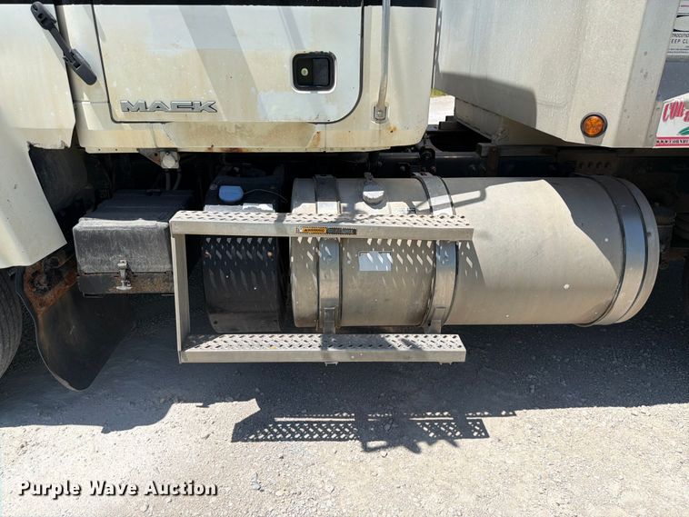image for item DN6653 2013 Mack CHU613 dump truck