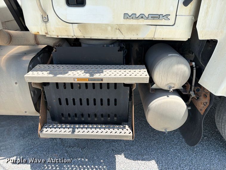 image for item DN6653 2013 Mack CHU613 dump truck