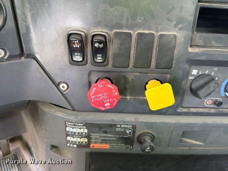 image for item DN6653 2013 Mack CHU613 dump truck
