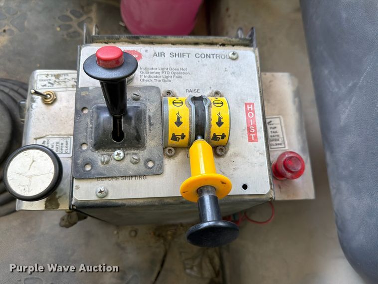 image for item DN6653 2013 Mack CHU613 dump truck