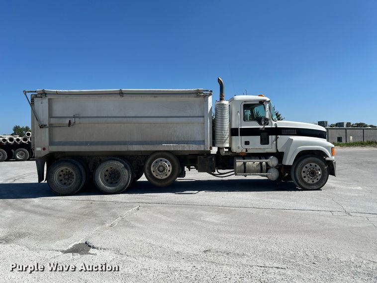 image for item DN6657 2009 Mack Pinnacle CHU613 dump truck