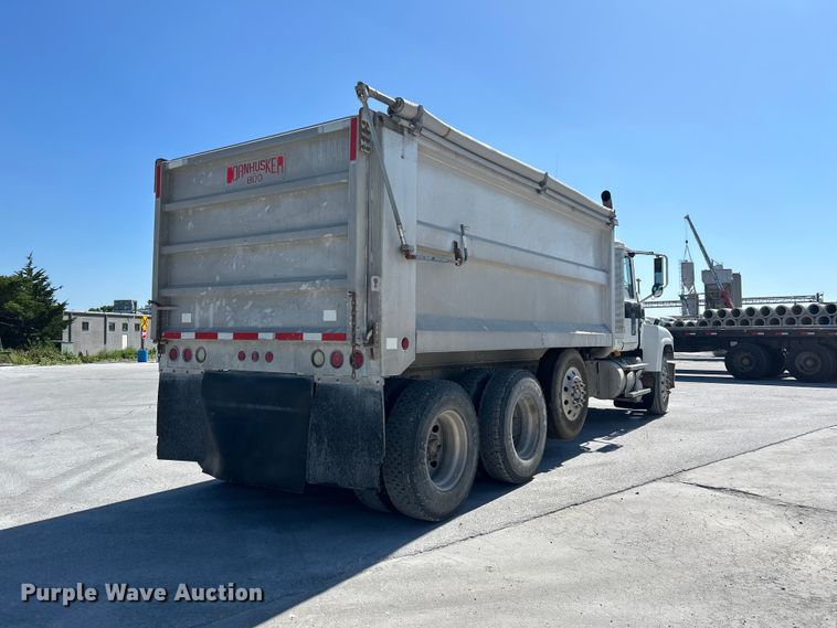 image for item DN6657 2009 Mack Pinnacle CHU613 dump truck
