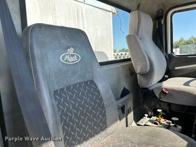 image for item DN6657 2009 Mack Pinnacle CHU613 dump truck