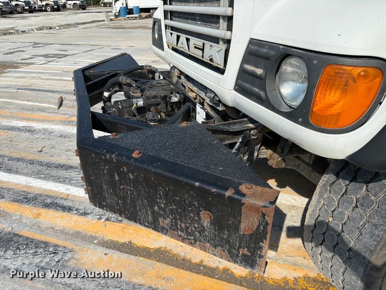 image for item DN6664 2004 Mack Granite CV713 ready mix truck