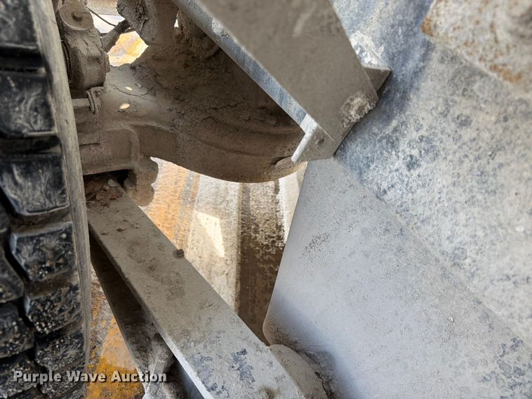 image for item DN6671 2004 Mack Granite CV713 ready mix truck