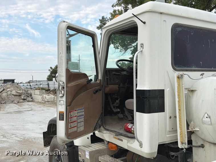 image for item DN6673 2004 Mack Granite CV713 ready mix truck