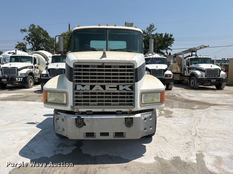 image for item DN6674 1995 Mack CH613 semi truck