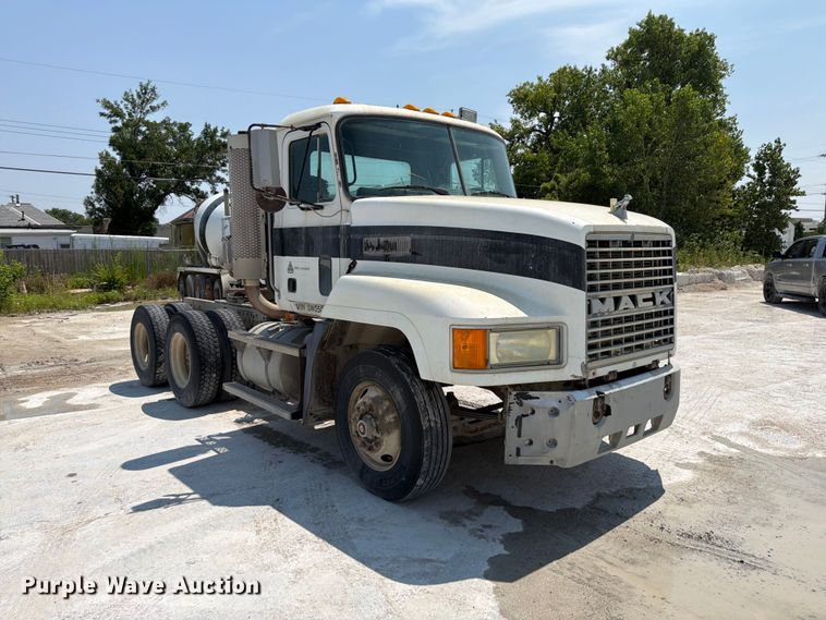 image for item DN6674 1995 Mack CH613 semi truck