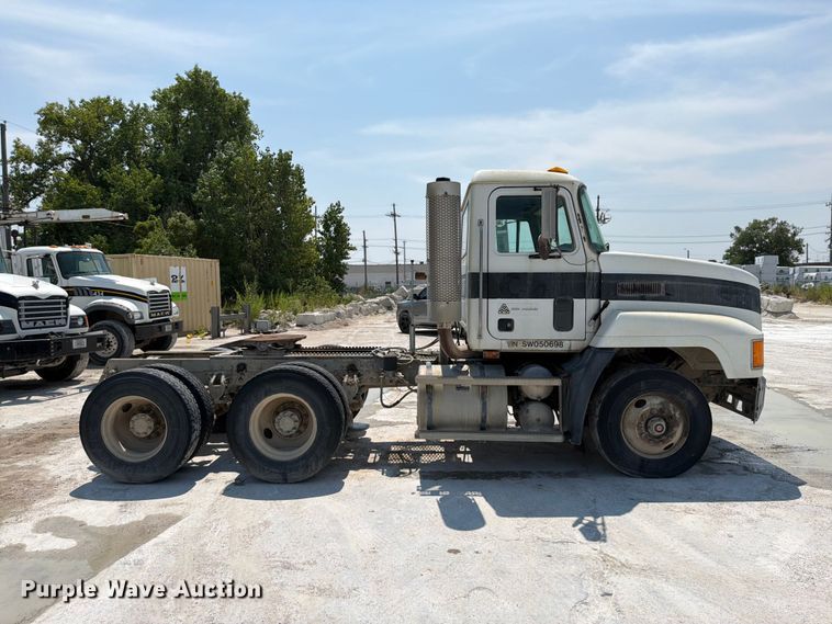 image for item DN6674 1995 Mack CH613 semi truck