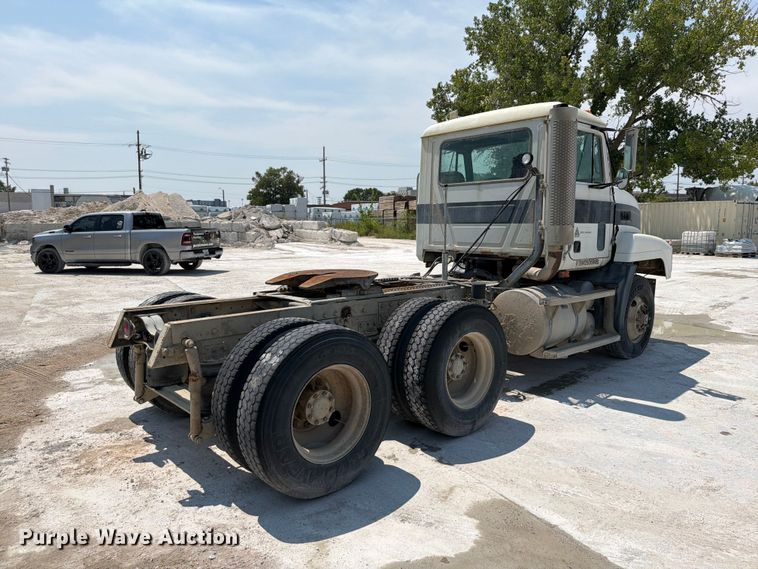 image for item DN6674 1995 Mack CH613 semi truck