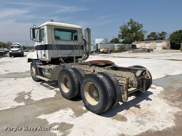 image for item DN6674 1995 Mack CH613 semi truck