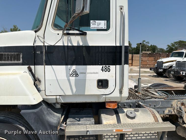 image for item DN6674 1995 Mack CH613 semi truck