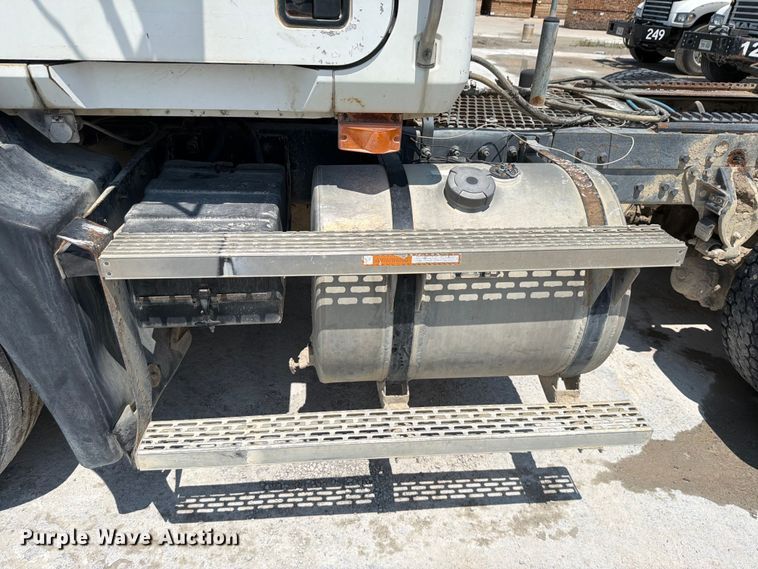 image for item DN6674 1995 Mack CH613 semi truck